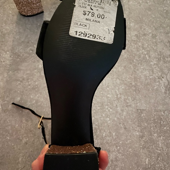 Golden open-toed shoes. New! - Picture 2 of 3